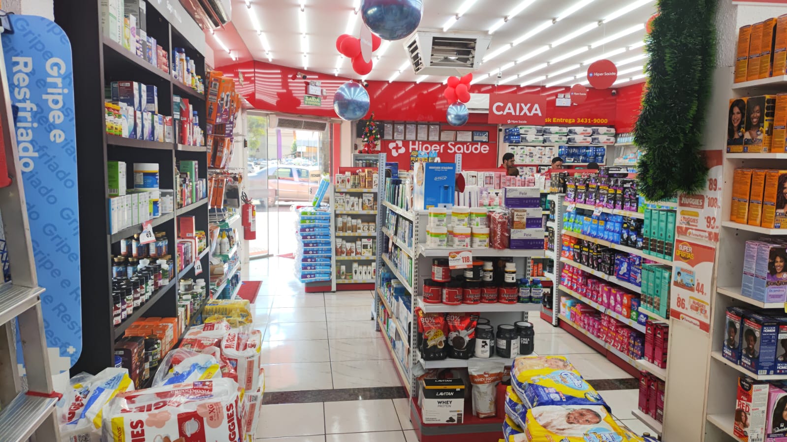 Corredores da farmácia com produtos diversos