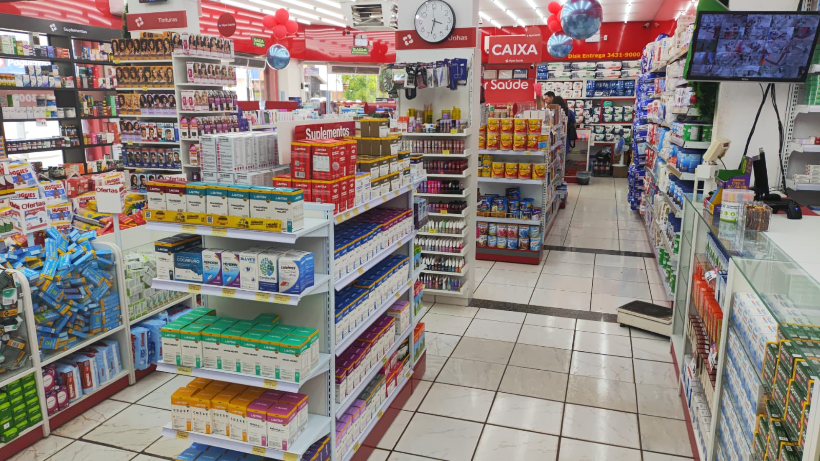 Interior da farmácia com prateleiras de medicamentos