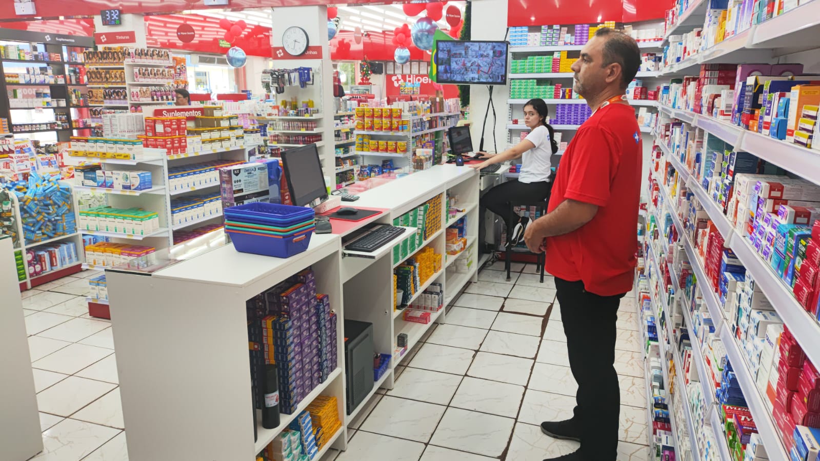Equipe no balcão de atendimento